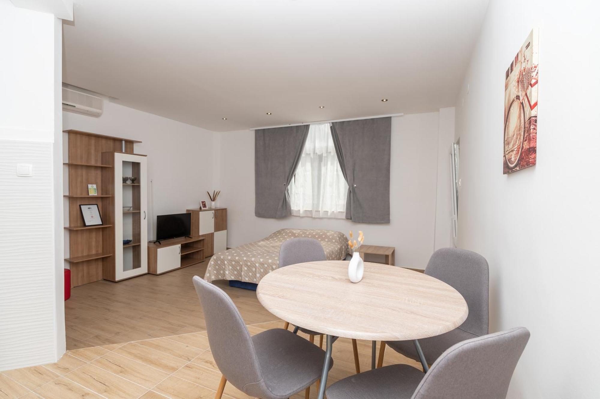 Apartments Marsela Tucepi Bagian luar foto